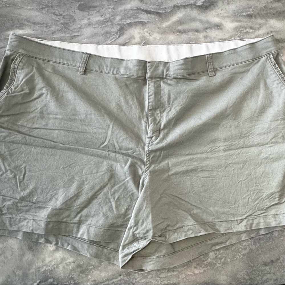 Nice! Lane Bryant Girlfriend Shorts Ruffle Pockets Light Olive Green Size 28